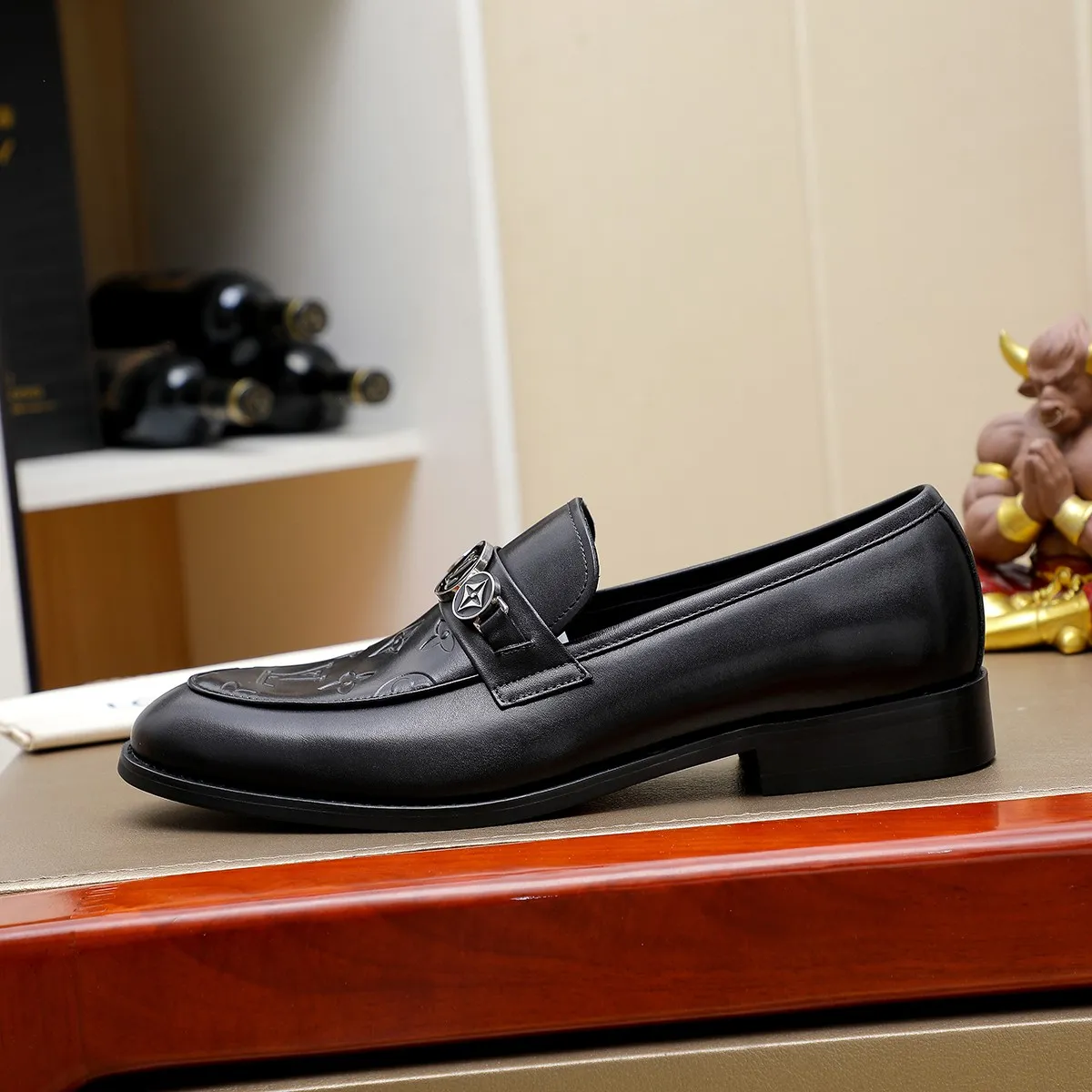 Men's Men's Shoes 💰420 💰[Louis Vuitton] LV high-end business formal leather shoes! ! Luxurious and elegant style, equal emphasis on practicality and style, professional focus on details and quality, counter original 1⃣️: 1⃣️ super accurate reproduction👍🏻! Material: The upper is made of imported original soft 🐂cowhide ➕imported first-layer sheepskin lining. Original anti-slip and wear-resistant outsole! Code number: 39--45, (38.46 custom-made) Large quantities in stock!